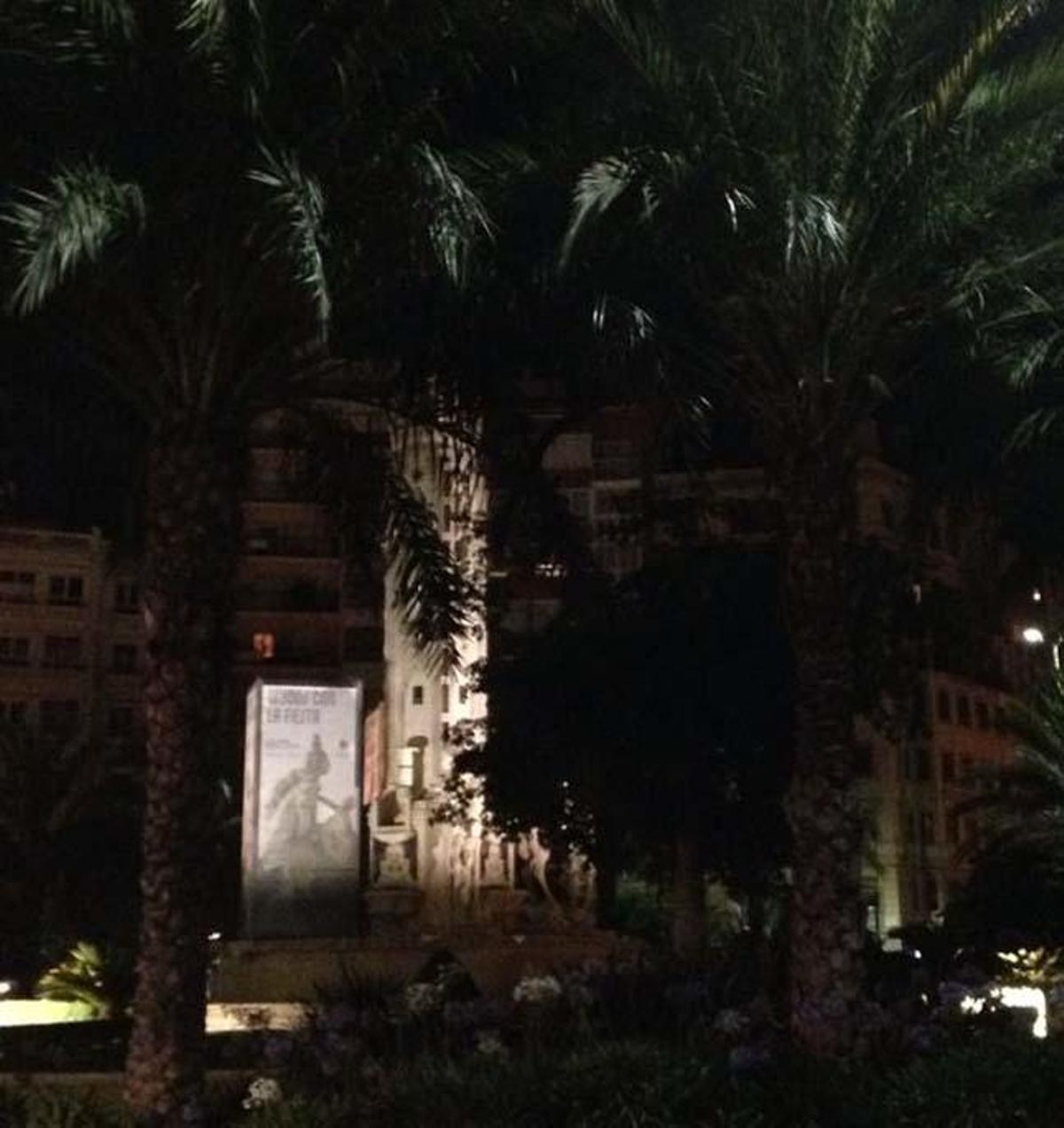 Aspecto que presentaba la fuente de Luceros anoche a las 01.30 horas