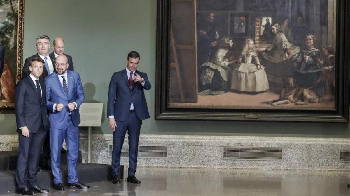 El presidente del Gobierno, Pedro Sánchez, junto a los presidentes de Francia, Emmanuel Macron, y del Consejo Europeo, Charles Michel, y el canciller alemán, Olaf Scholz, ante ’Las meninas’ de Velázquez.