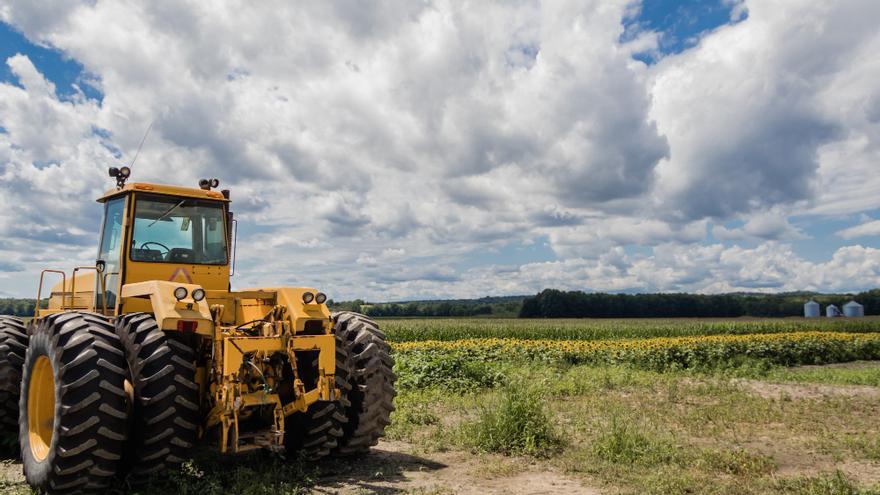 Muere un hombre en Ribeira al volcar el tractor que conducía