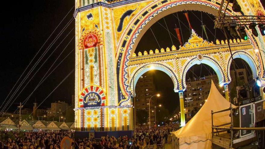 El &quot;alumbrao&quot; del Real dio inicio a la Feria de Abril de Sevilla.