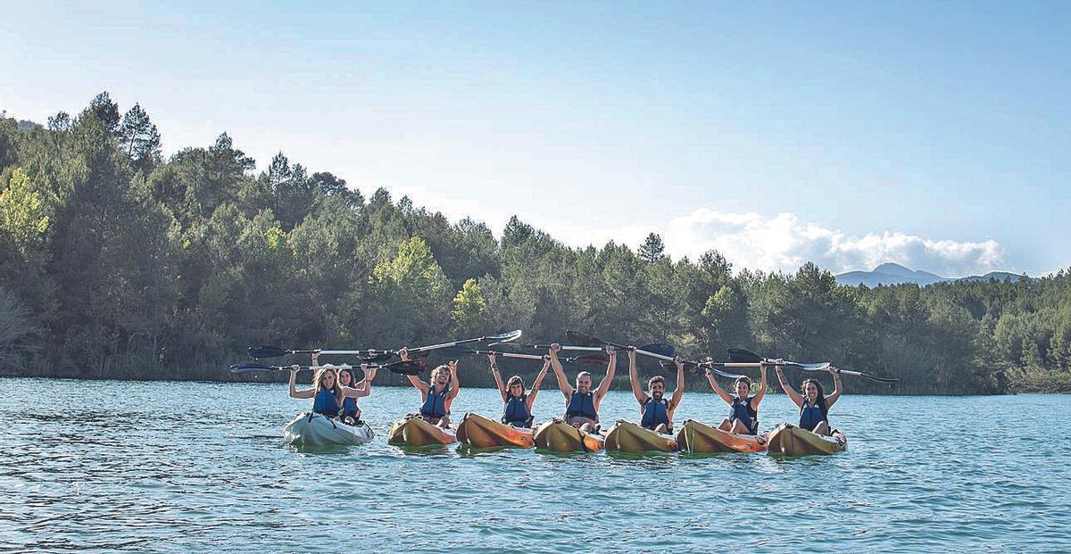 El entorno natural de la localidad permite disfrutar de la naturaleza y también llevar a cabo la práctica de deportes como el kayak.