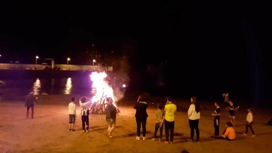 La foguera tazoniega, en la playa.