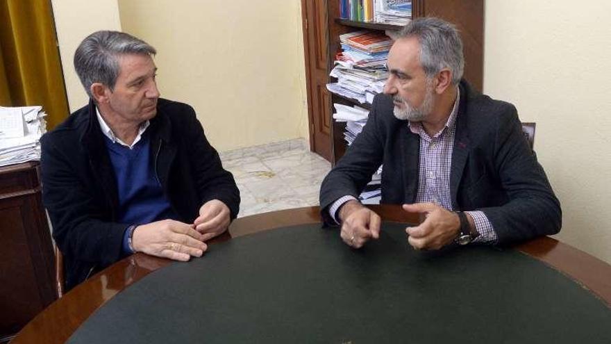 Pérez (i) en una visita institucional del delegado de la Xunta. // N.Parga