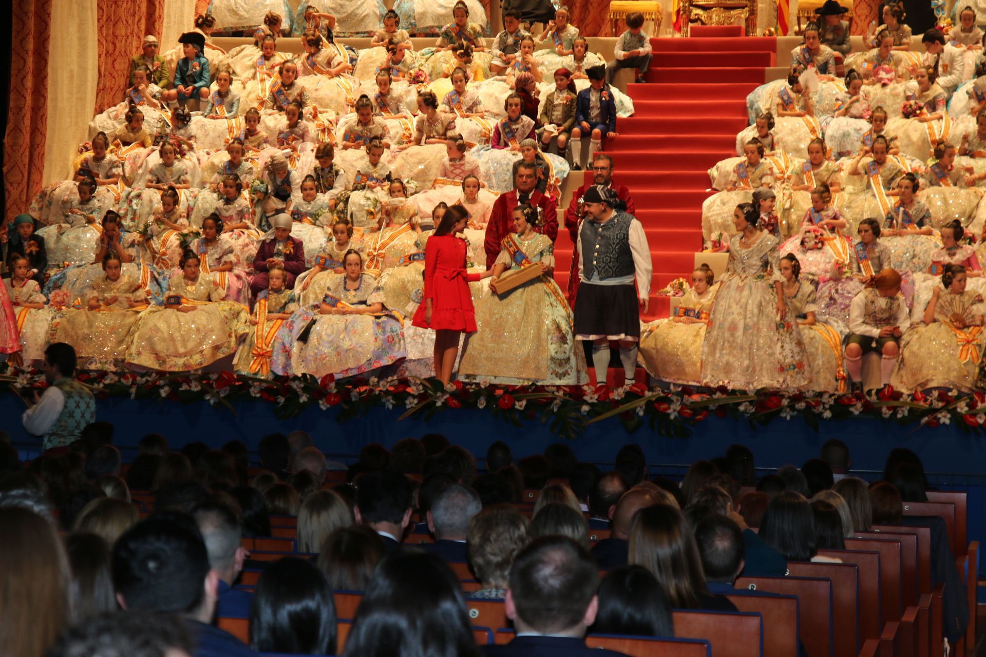 Así ha sido, en imágenes, la exaltación de la reina fallera infantil de Burriana, Anna Solà