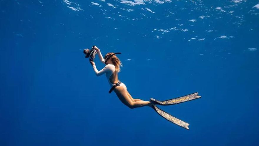 Así es Ana Hernández, la madrileña que se quedó atrapada en Maldivas durante la pandemia y creó un imperio del buceo