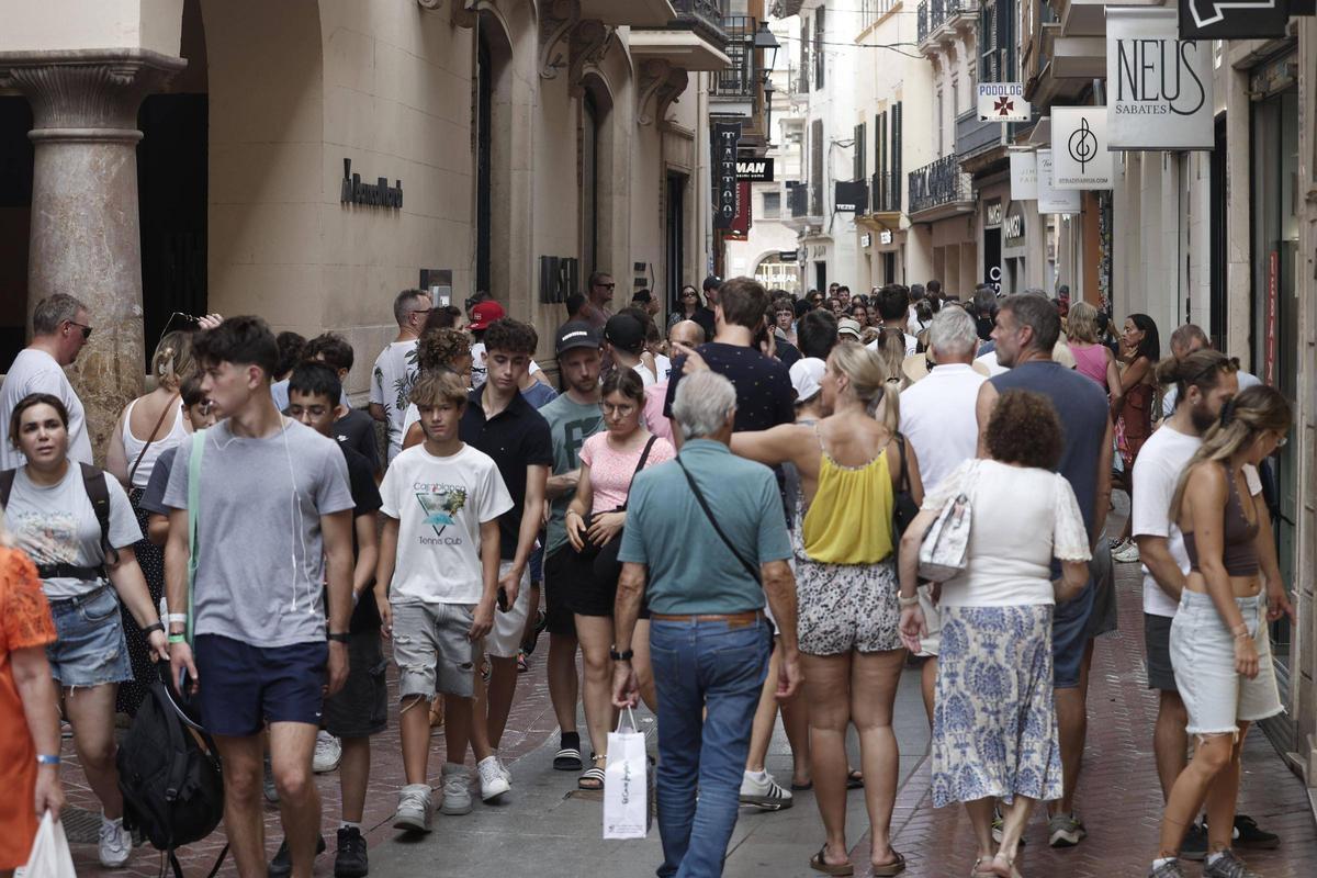 El comercio piede a los hoteleros que moderen sus precios para facilitar el consumo de los turistas.