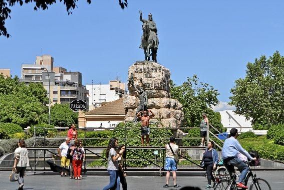 Wegkreuz, Treffpunkt, Schlafgelegenheit, Tanzparkett: Die Plaça d'Espanya ist das Herz Palmas. Ein Tag auf einem Platz im Wandel.