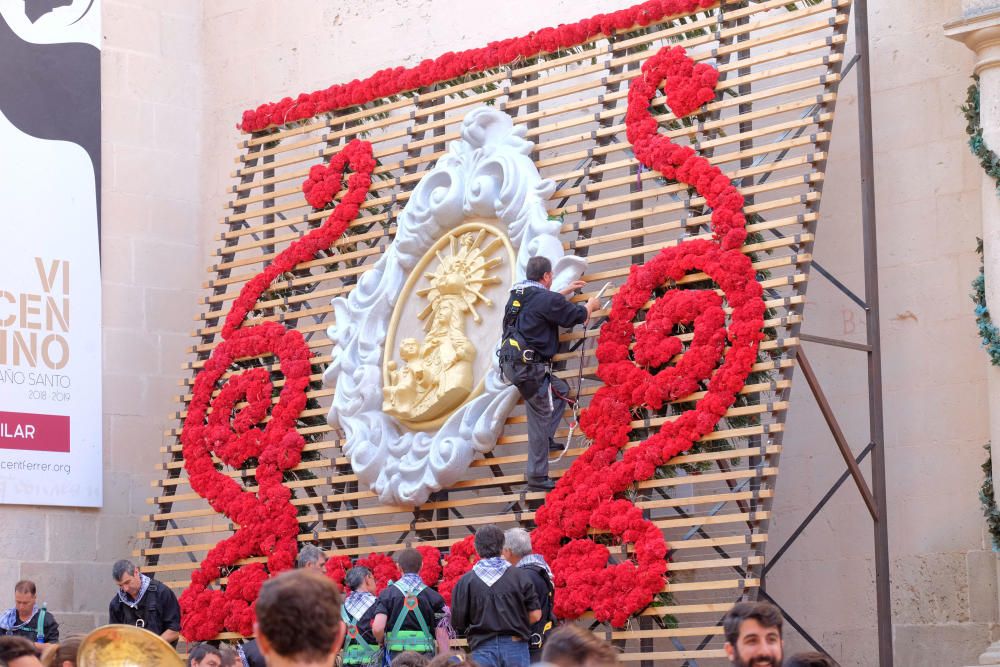 Los festeros aprovechan la Ofrenda para protestar contra la violencia de género con flores y lazos morados