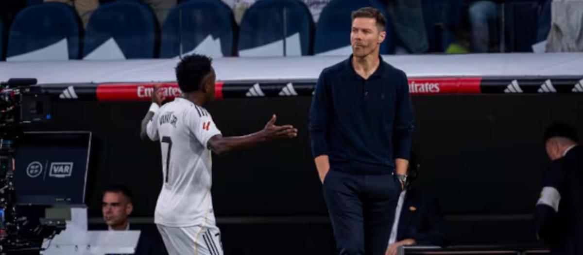 Momento en que Vinícius pasa junto a Xabi protestando por su cambio y el técnico se desentiende de él