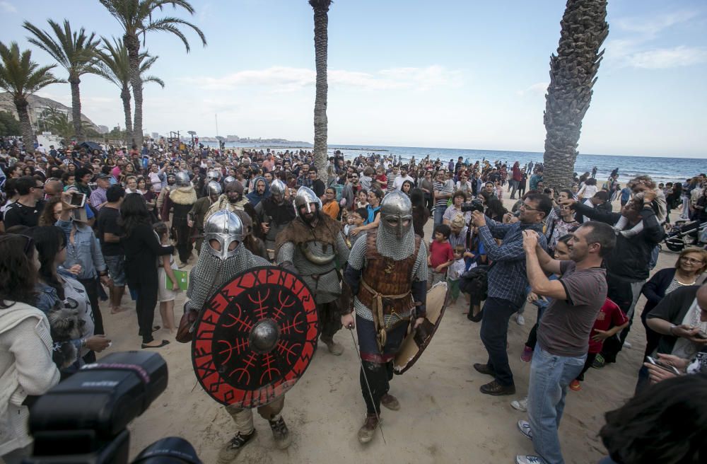 Los vikingos llegaron en barco al Postiguet y recorrieron el centro de la ciudad repartiendo entradas