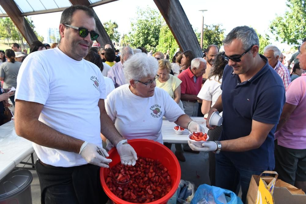 La fiestas del barrio repartieron 100 kilogramos de fruta entre las decenas de personas que disfrutaron de la tarde soleada en el parque.