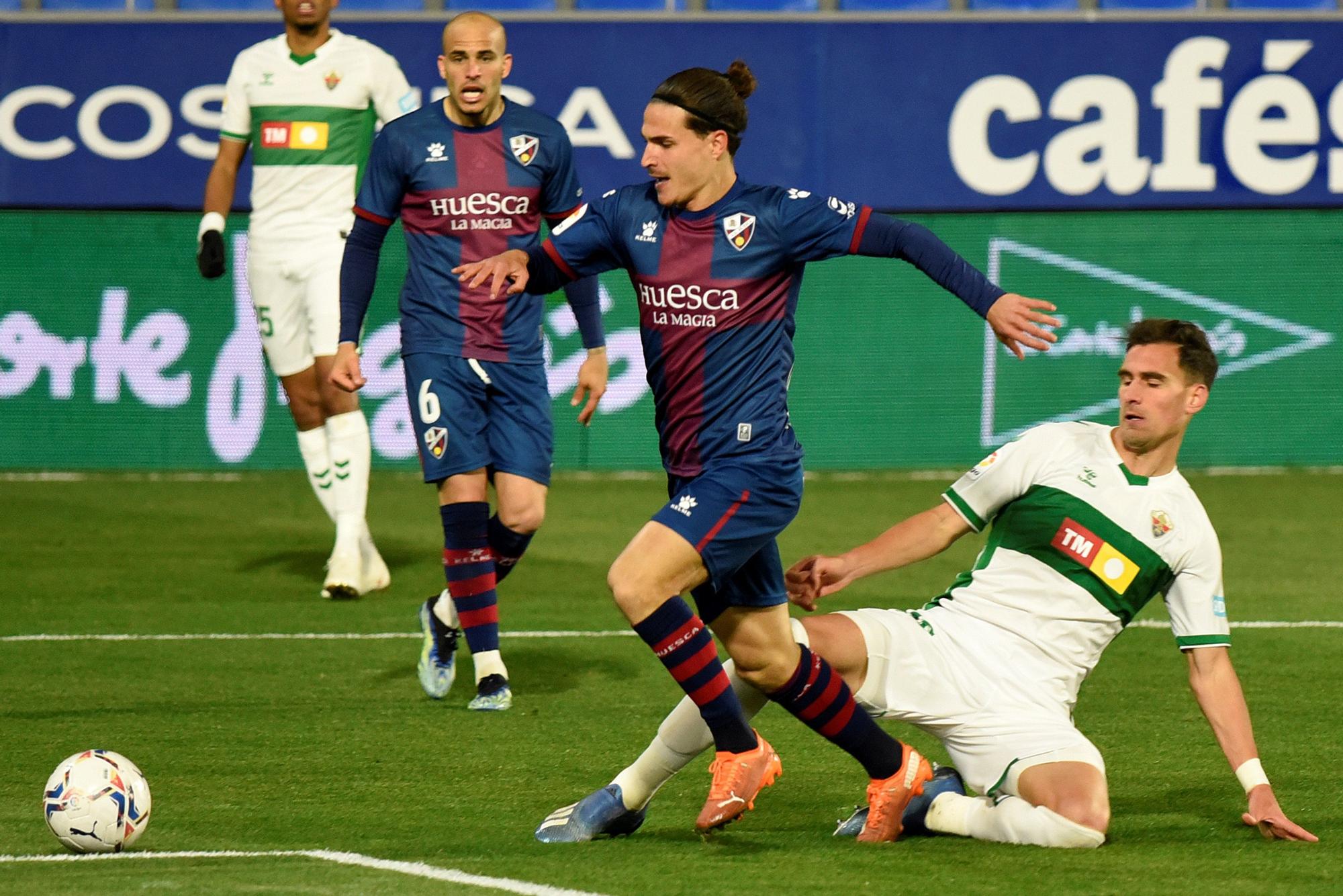 El Huesca devuelve al Elche al pozo del descenso (3-1)