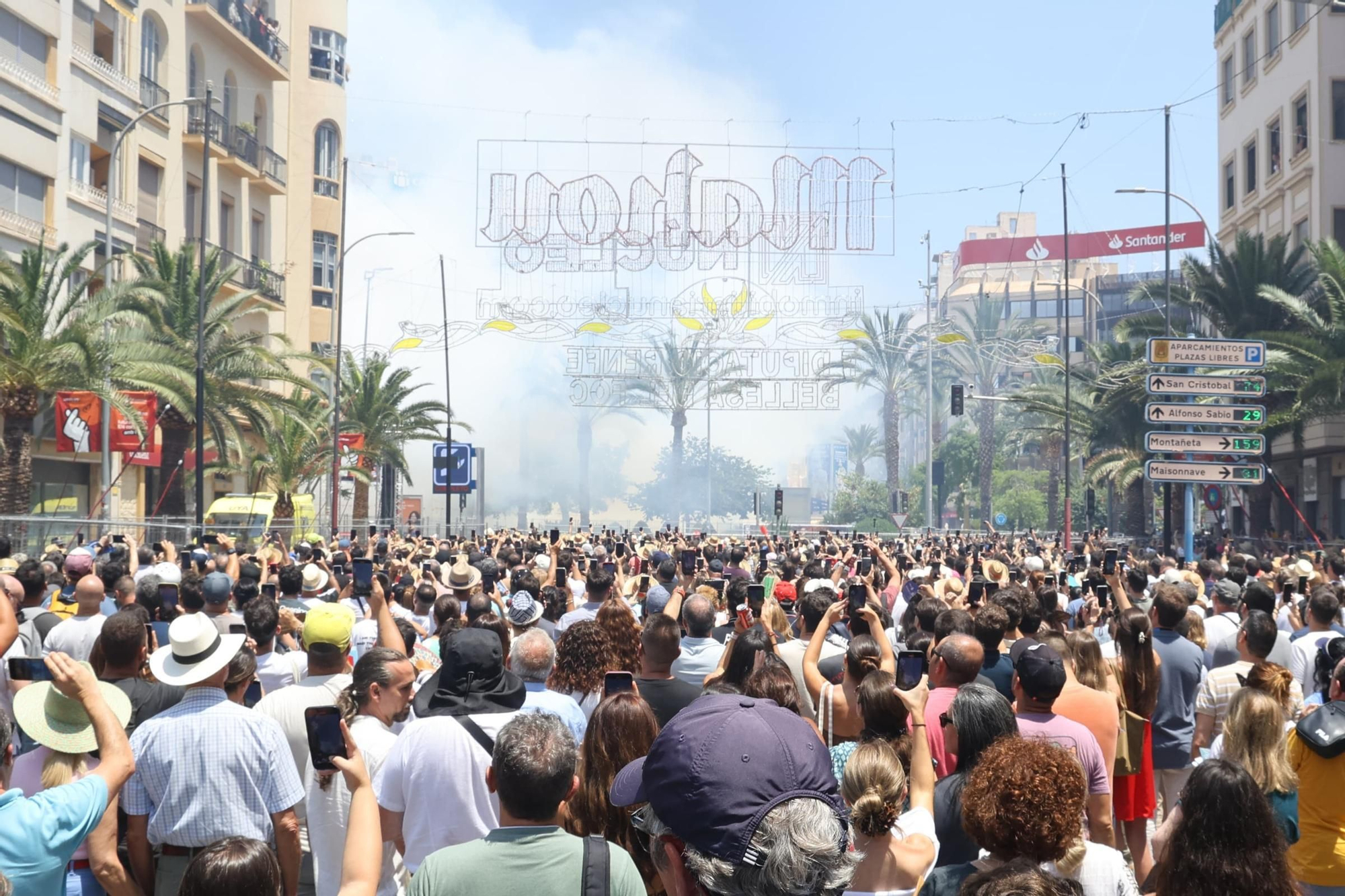 Así ha sido la primera Mascletà de las Hogueras de Alicante 2025 en Luceros