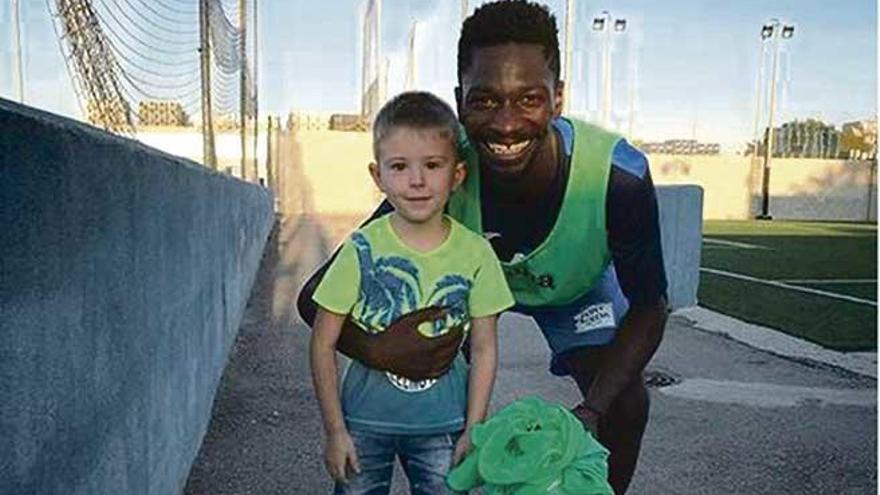 Nuha, con un joven aficionado balearico tras un entreno.