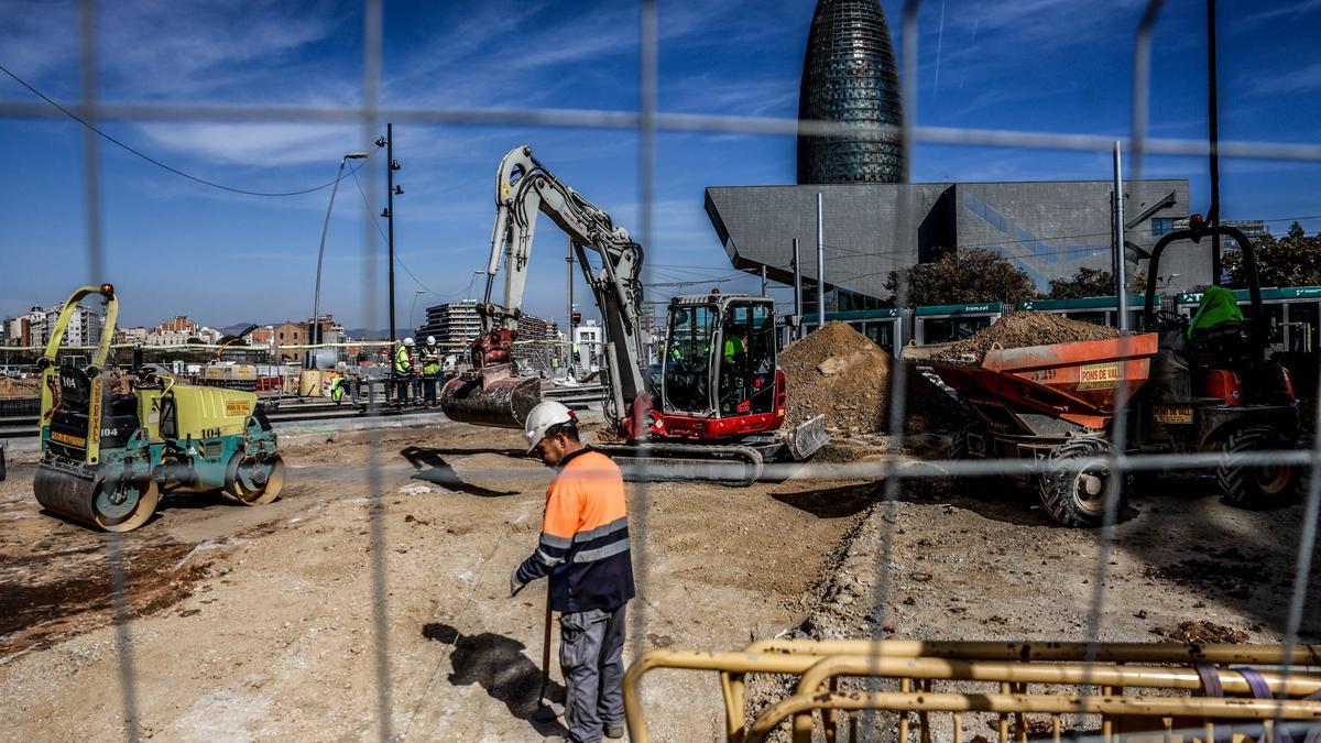 Un trabajador de las obras de Les Glòries, el pasado martes.