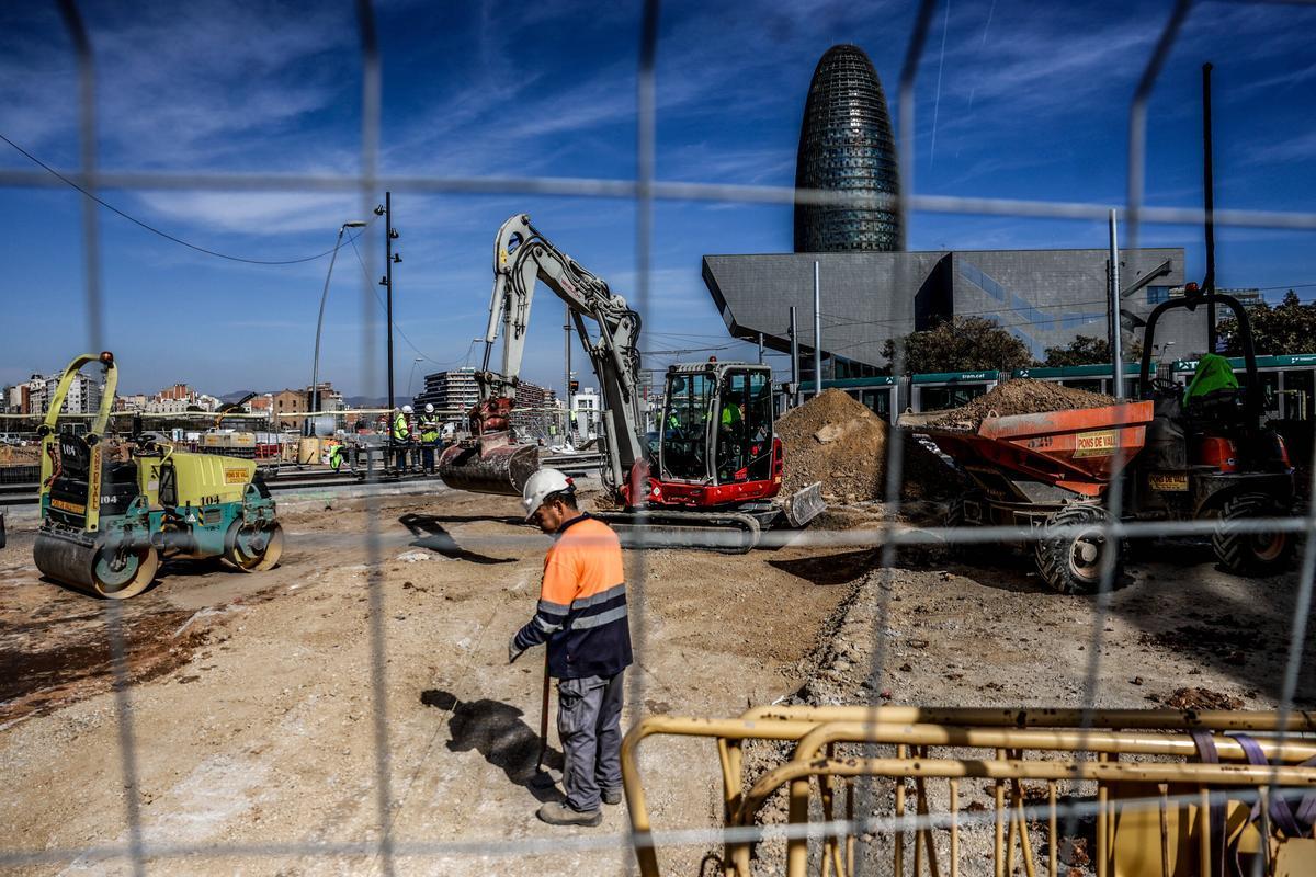 Un trabajador de las obras de Les Glòries, el pasado martes.