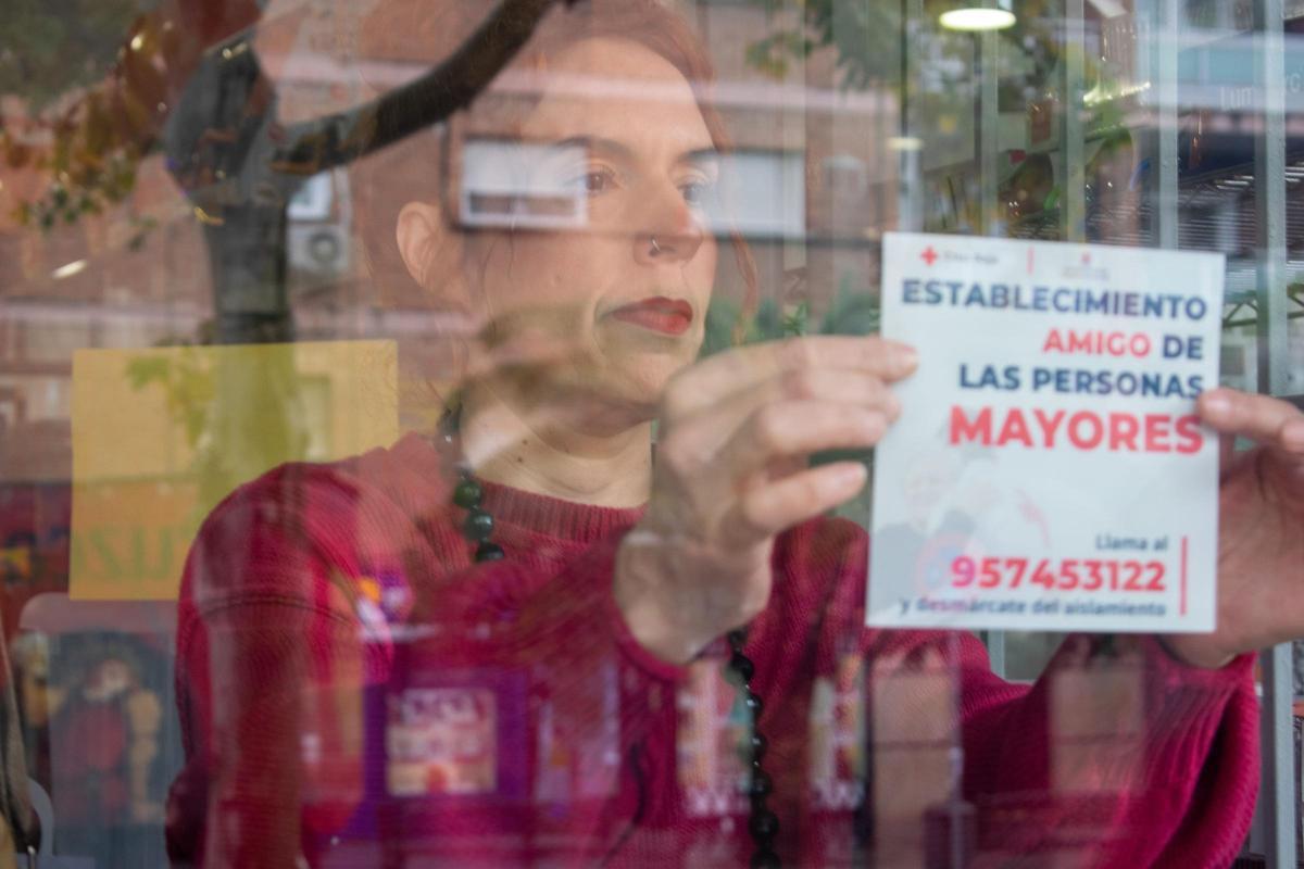 Los comercios interesados deben colocar la pegatina declarándose establecimiento amigo de los mayores.