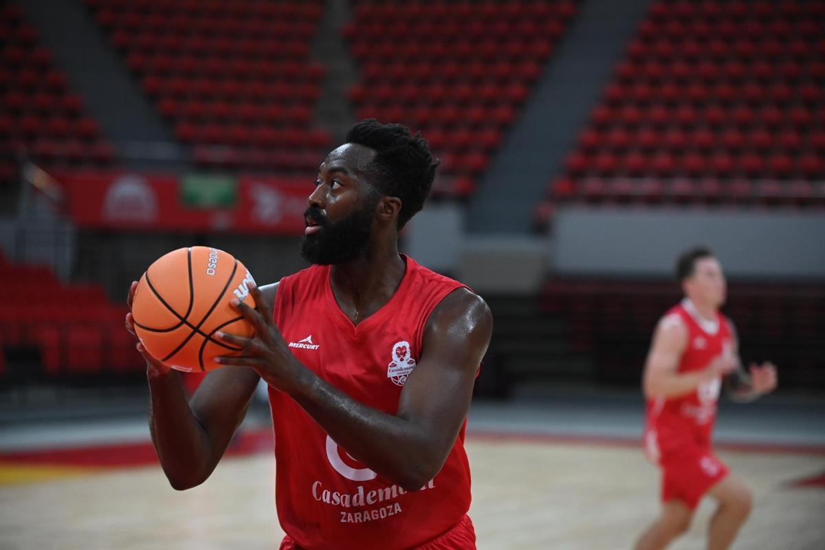 Gabriel Olaseni, en el primer entrenamiento del Casademont Zaragoza de la temporada 2026-27.