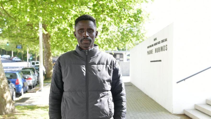 Modou, el senegalés que quiere regularizarse tras casi 10 años en A Coruña: "No venimos a ser manteros, venimos a formarnos y trabajar"
