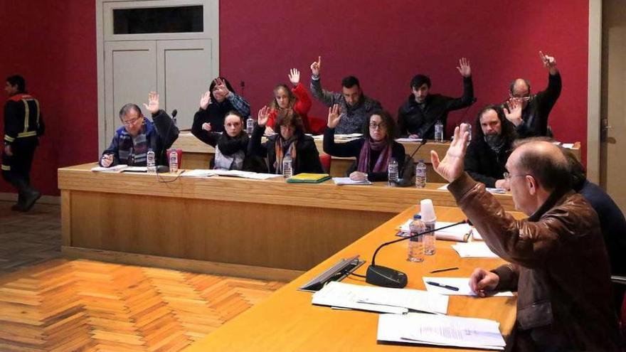 Uno de los momentos de la votación en el pleno municipal de Ponteareas. // A. Hernández