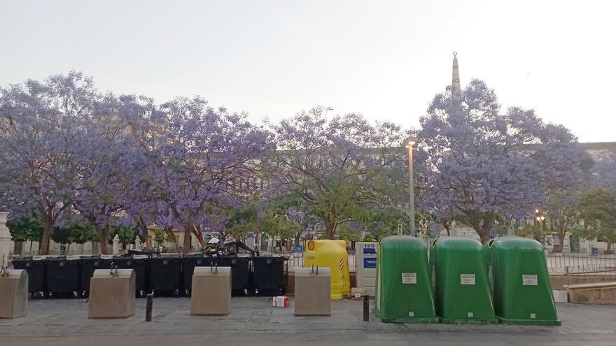 Frente de contenedores en la plaza de la Merced