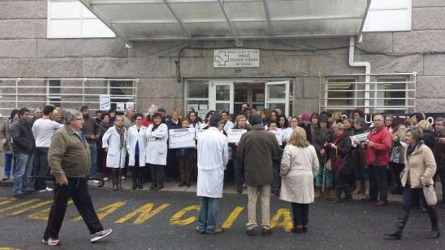 En Bueu llamaron a participar en la manifestación que recorre mañana las calles de Pontevedra.  // G.N.