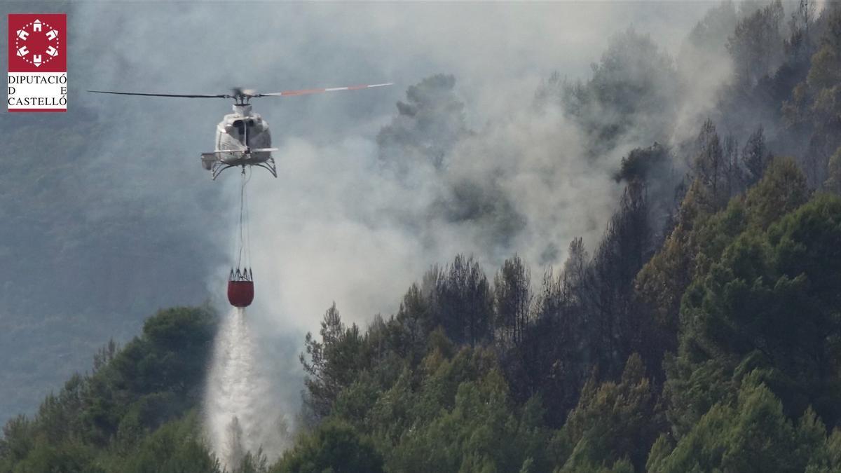 Un helicóptero durante la extinción del incendio en Fuentes de Ayódar.