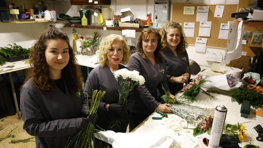El día de Todos los Santos ya desborda a las floristerías de Gijón con multitud de encargos: "Son días de mucho trabajo"
