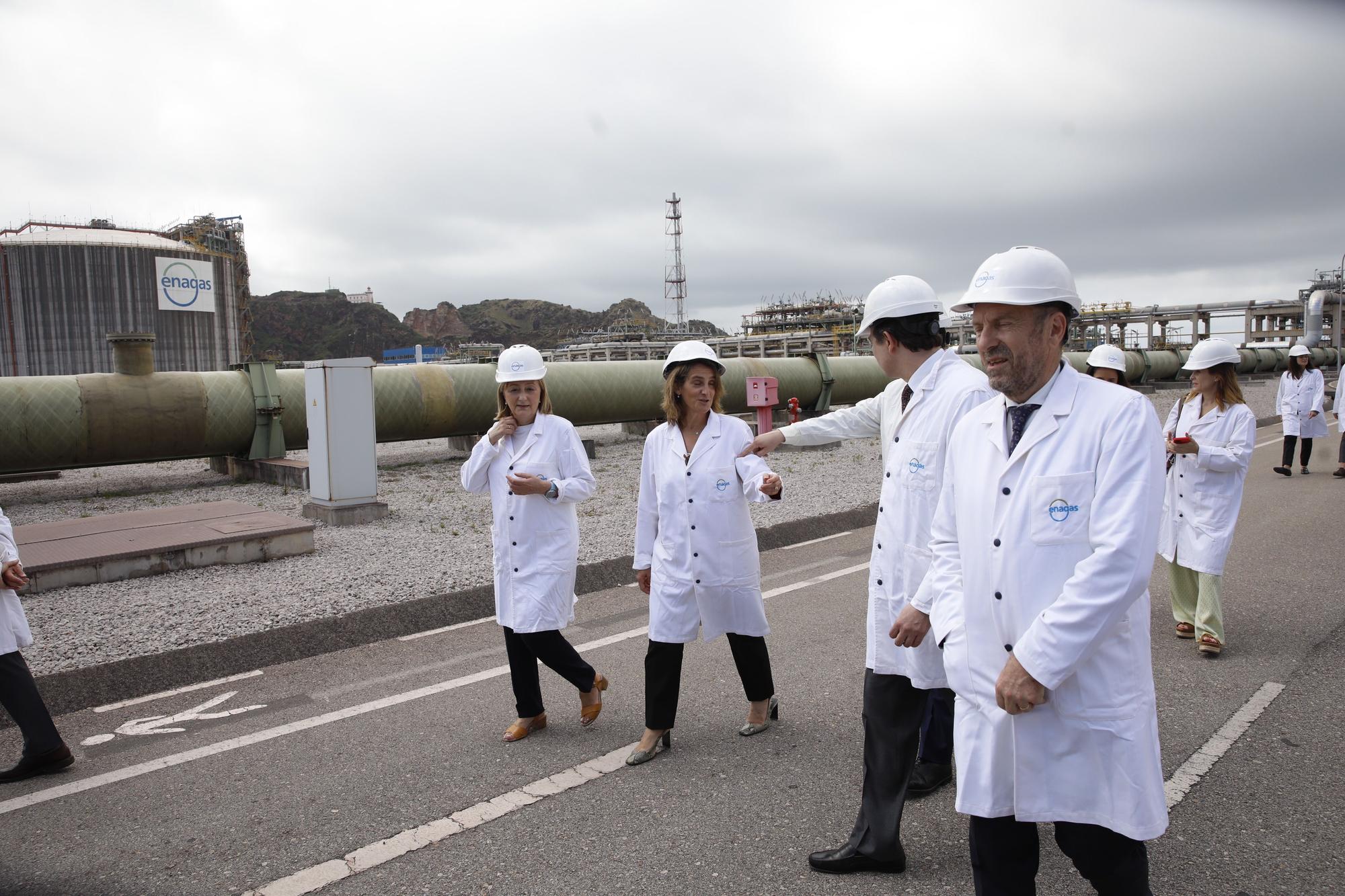 Teresa Ribera visita la planta regasificadora de El Musel