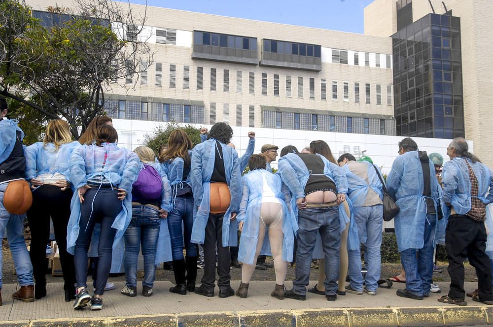 Concentración frente al Hospital Doctor Negrín en defensa de la sanidad pública