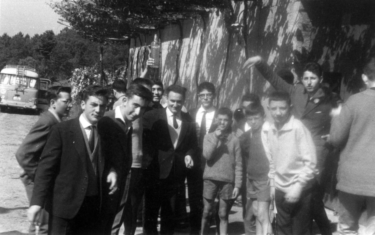 Montero no colexio Academos cos alumnos do curso 1961/62. Montero no colexio Academos cos alumnos do curso 1961/62.
