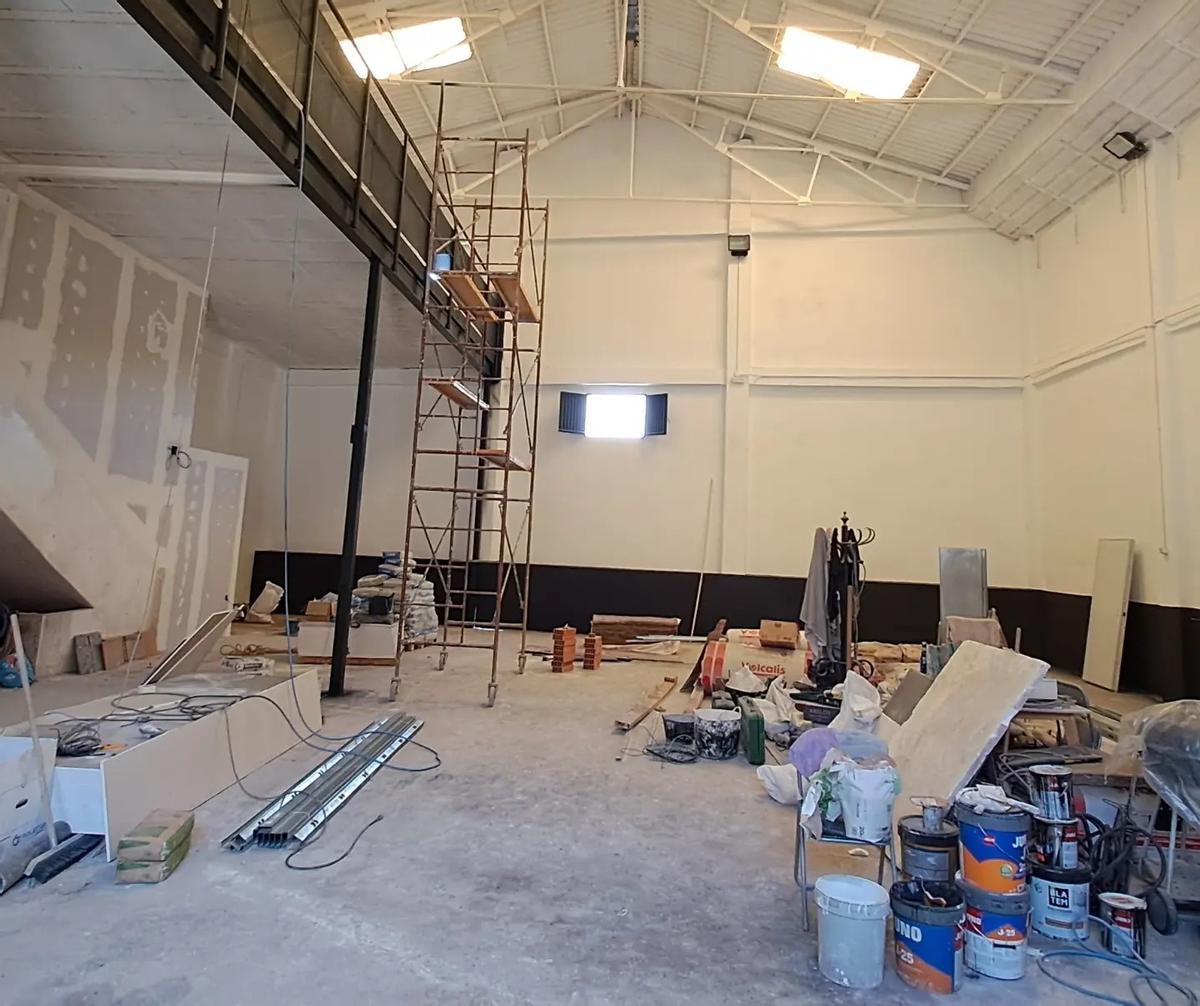 La nave, ya completamente vaciada, se está transformando en una instalación deportiva