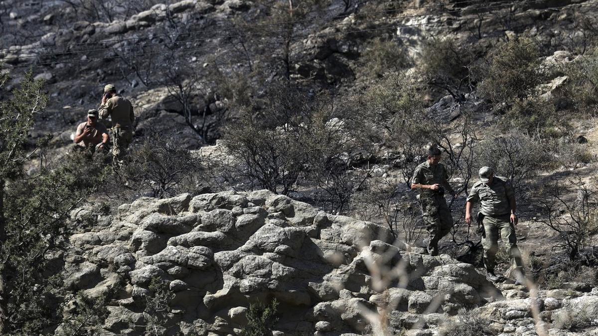 Soldados turcos patrullan en el área arrasada por la explosión, en las afueras de la aldea turco-chipriota de Tashkent.