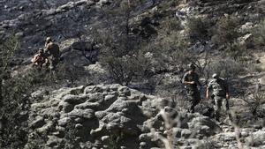 Soldados turcos patrullan en el área arrasada por la explosión, en las afueras de la aldea turco-chipriota de Tashkent.