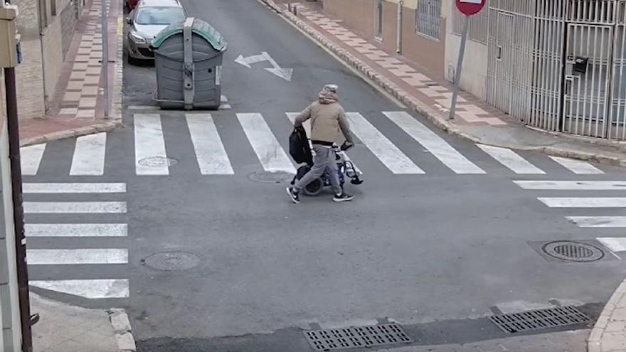 Vídeo: Un párroco roba una silla de ruedas e intenta venderla en Wallapop