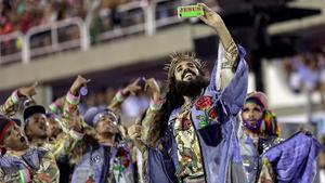 Miembros de la escuela de samba Mangueira celebran el carnaval en el sambódromo de Río.