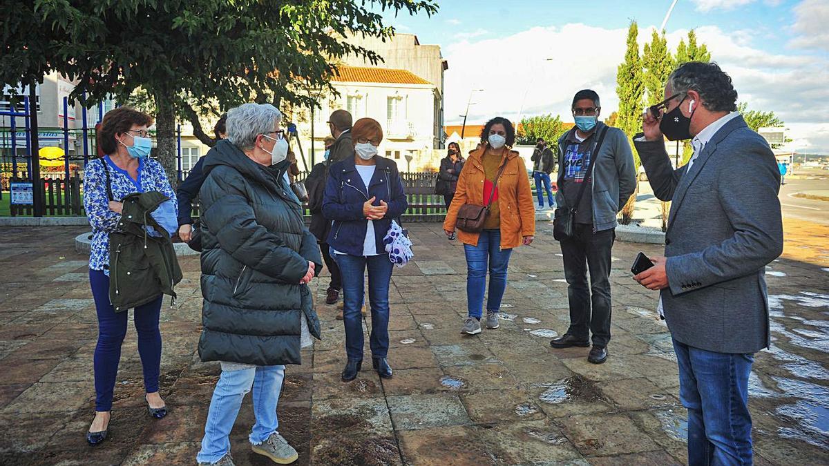 Trabajadoras de Thenaisie, con el inversor Alfonso Caneiro en O Grove.