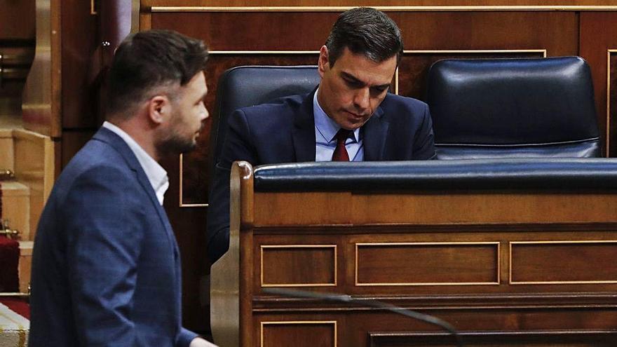 Gabriel Rufián pasa por delante de Pedro Sánchez tras intervenir ayer en el Congreso.