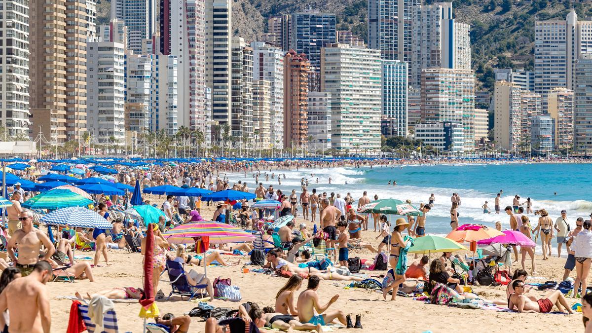 La playa de Levante de Benidorm llena de bañistas en una imagen de archivo.