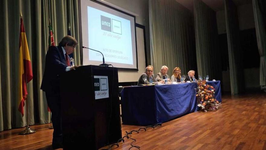 Juan Andrés Blanco, de pie, durante la inauguración del curso académico en el paraninfo del Colegio Universitario.