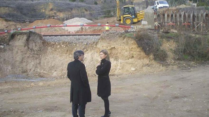 Jesús Sedano y Clara San Damián conversan sobre las obras que está ejecutando Adif junto al puente. Foto