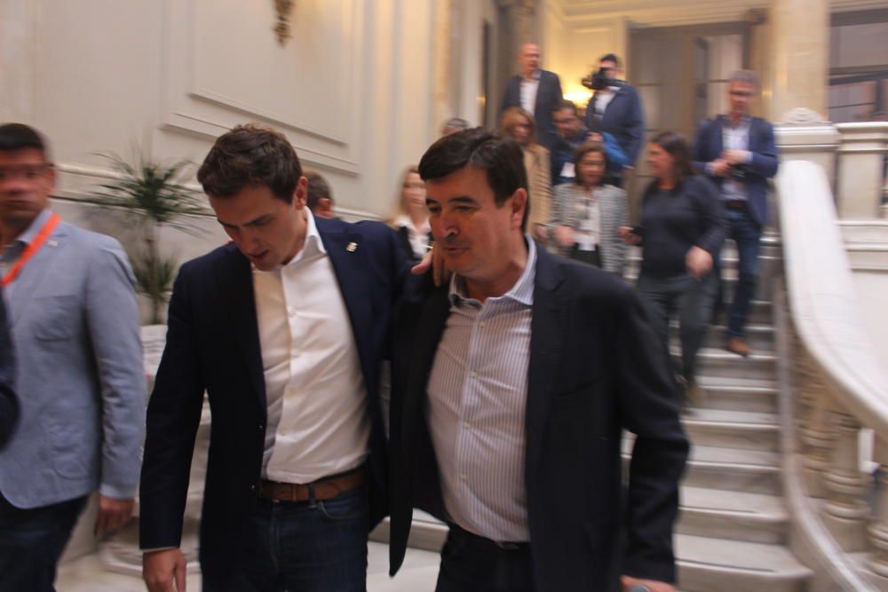 Albert Rivera sube las escaleras del Ayuntamiento con Fernando Giner...