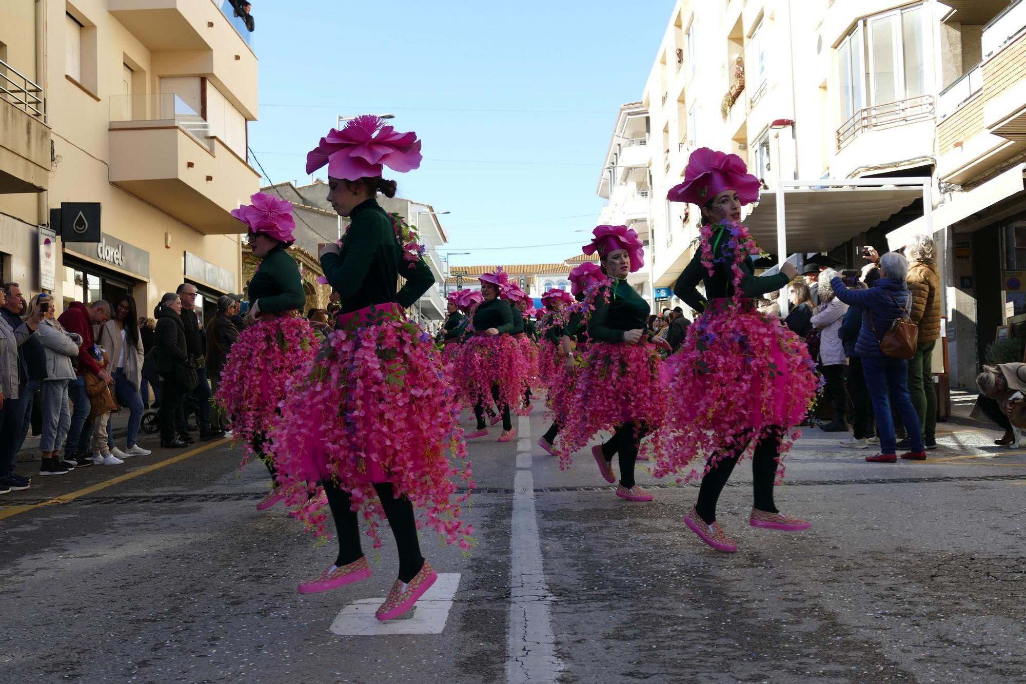 L'Escala s'acoloreix amb la rua de carnaval