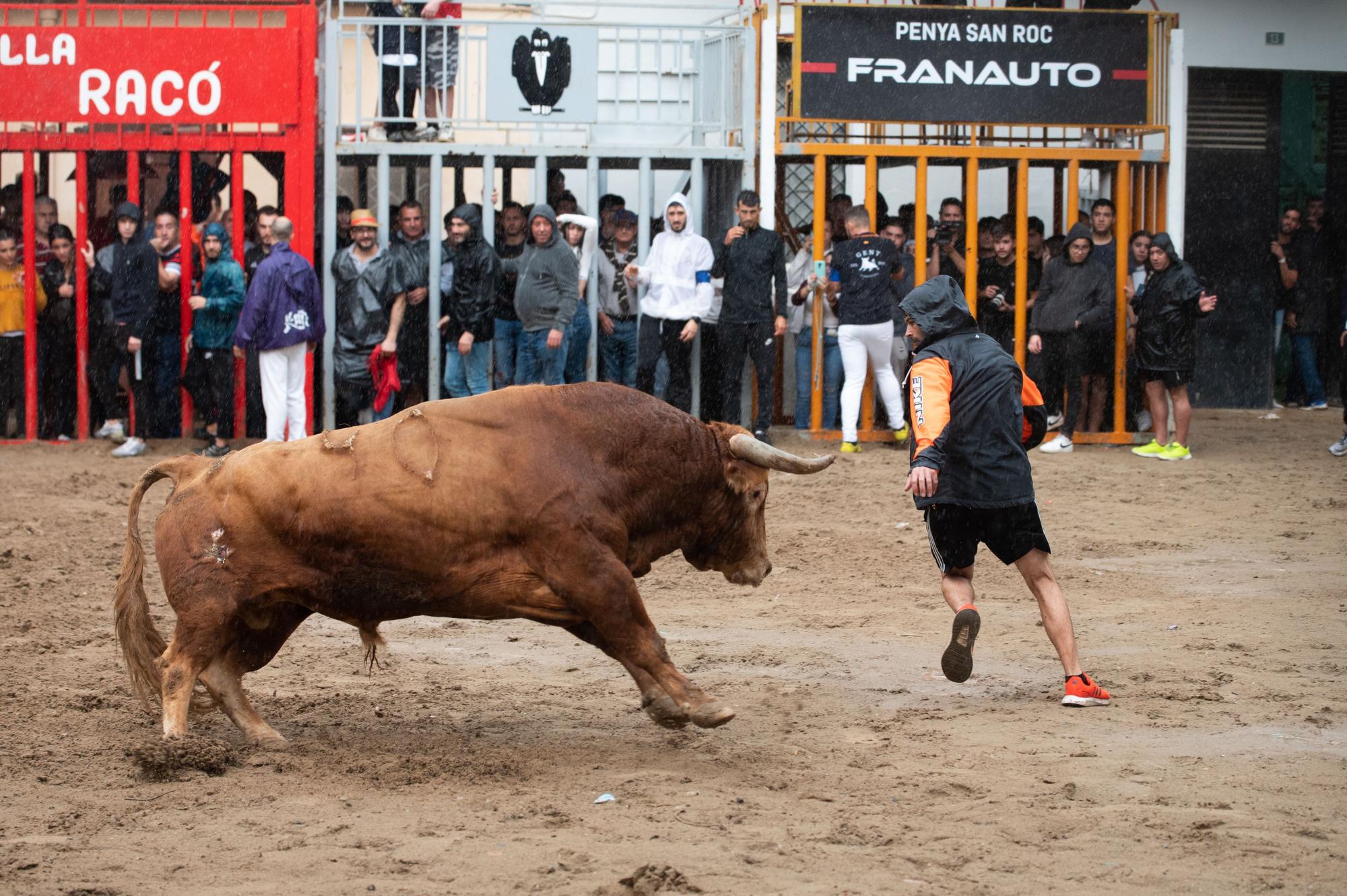 Las fotos de una tarde taurina de Almassora de luto y pasada por agua