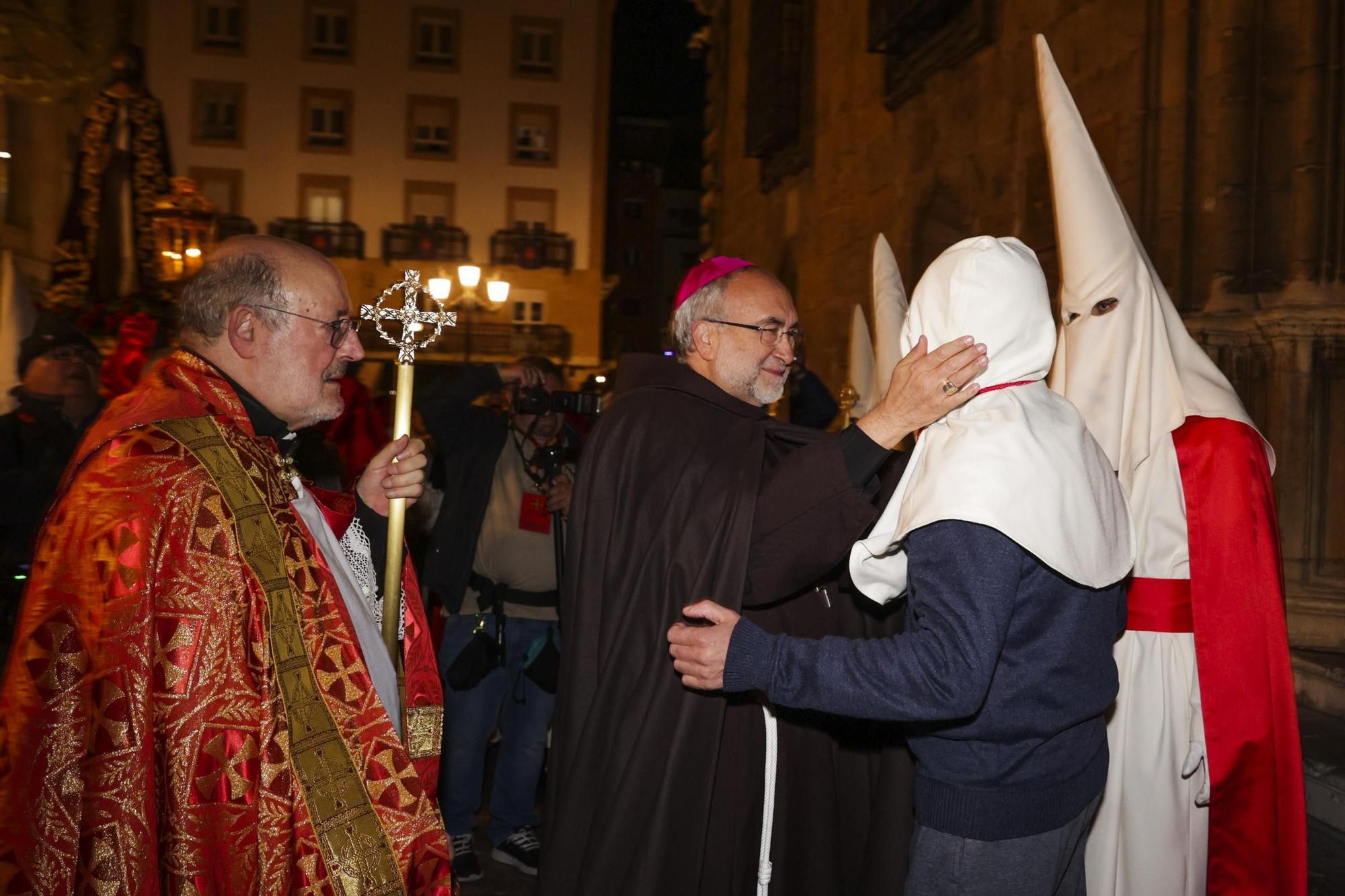 "Toda su vida fue maltratado y finalmente alguien miraba por él": las fotos de la procesión de Jesús Cautivo en Oviedo