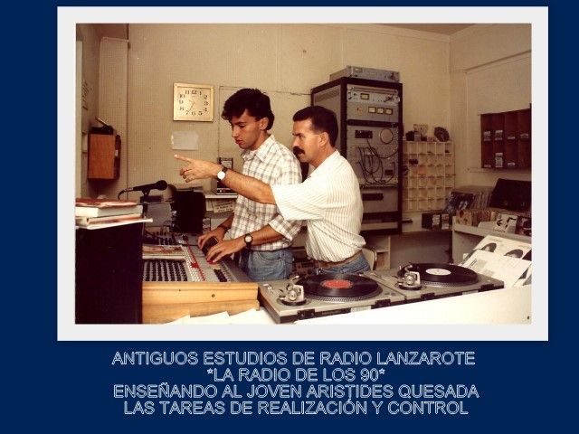 Francisco Jos� Navarro ense�a a Ar�stides Quesada las labores de control en la Radio Lanzarote en los a�os 90.jpg