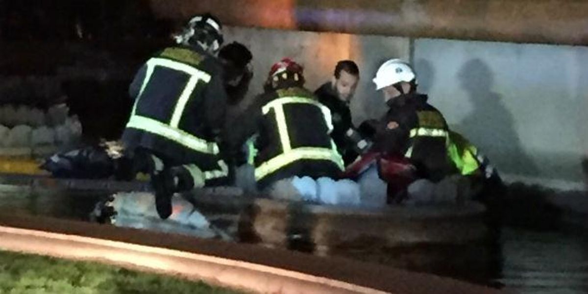 Els bombers rescaten un noi atrapat a les fonts de Montjuïc.