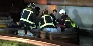 Els bombers rescaten un noi atrapat a les fonts de Montjuïc.