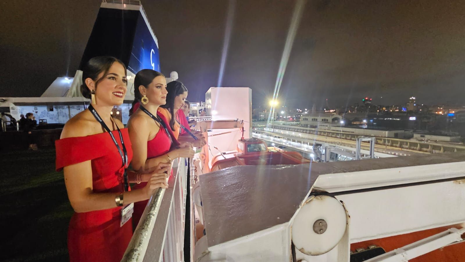Las candidatas a Fallera Mayor zarpan del puerto de Valencia rumbo a Ibiza