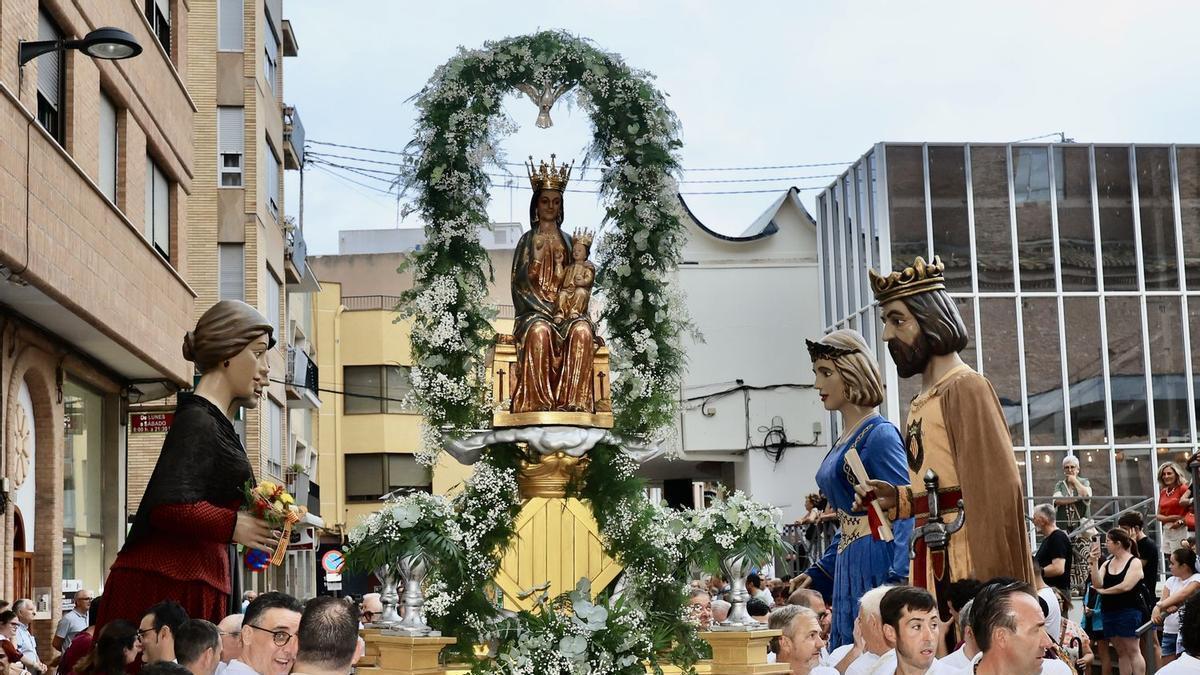 Los 'gegants' de Vila-real saludan a la imagen de la Mare de Déu de Gràcia a su llegada a la iglesia arciprestal de Vila-real.